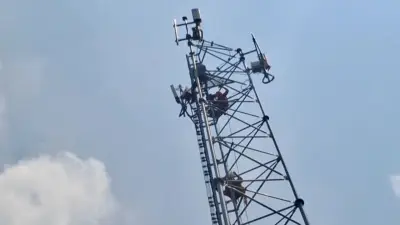 หนุ่มปีนเสาสัญญาณสูง 36 เมตร 2 วันสุดท้าย ยอมลงเอง-วิ่งหนีไม่รอด ตำรวจคุมตัวได้