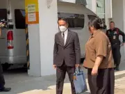 หนุ่มคลุ้มคลั่งขังตัวในบ้านพร้อมลูก 5 ขวบ ตำรวจเจรจานาน 10 นาที ส่งบำบัดยาเสพติดซ้ำ