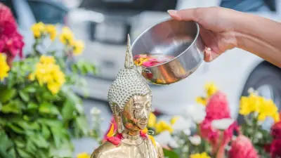 รวม 10 พิกัดสรงน้ำพระในกรุงเทพฯ 2569 เสริมสิริมงคลรับปีใหม่ไทย