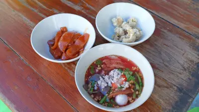 เจาะลึกตำนาน 'เตี๋ยวปุก' ก๋วยเตี๋ยวเตาฟืน 20 บาท แห่งเมืองแม่กลอง