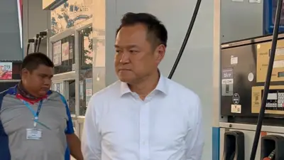 นายกฯ อนุทิน สุ่มตรวจปั๊มน้ำมันสุโขทัย ยกหัวจ่ายเติมน้ำมันดีเซลให้ประชาชน