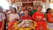 สาวใหญ่เฮงถวายเงิน 5 แสนแก้บนหลวงพ่อใหญ่ หลังถูกรางวัลเลขท้าย 47 ขายที่ดินสำเร็จ