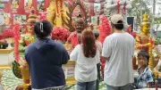 พ่อนำกุหลาบ 99 ดอกแก้บนท้าวเวสสุวรรณ หลังลูกสอบติดมหาวิทยาลัยชื่อดัง