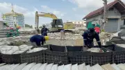คลองเตยเร่งสร้างผนังกั้นน้ำชั่วคราว สกัดน้ำทะเลหนุนท่วมชุมชน