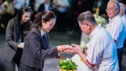 “เพื่อไทย” คึกคัก “อิ๊งค์”นำทีมสมาชิกพรรค รดน้ำดำหัวผู้อาวุโส