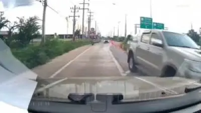 แม่ค้าโวย! รถกระบะบรรทุกหินชนท้ายผับดังย่านอุดรฯ เจ็บ 5 ราย