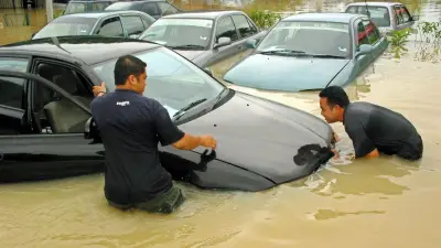 ฝนถล่มกัวลาลัมเปอร์-เปอตาลิงจายา น้ำท่วมซ้ำ รถจมหลายร้อยคัน