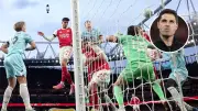 ผีแดงเปิดบ้านเฉือนหงส์แดง 2-1 ศึกแดงเดือดพรีเมียร์ลีก