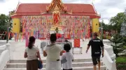 หนุ่มดวงเฮงพาครอบครัวกราบไหว้ท้าวเวสสุวรรณวัดพังม่วงเขย่าเซียมซีได้เลขเด็ด 45