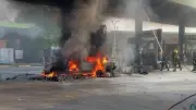 ระทึก! ชาย 72 ปีขับรถเติมลมยาง พลาดเหยียบคันเร่งชนตู้หัวจ่ายน้ำมันไฟลุกท่วม