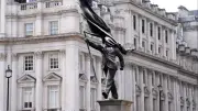 แบงก์ซียันผลงานรูปปั้นปริศนากลางลอนดอน ชายถูกธงบังตา