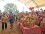 สลด! หนุ่มขับรถเก๋งชนท้ายสิบล้อจอดซ่อมข้างทาง เสียชีวิตคาที่ ตร.เร่งสอบ