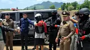 คุมตัวอดีตลูกเขยปืนโหดทำแผนฯ ญาติผู้ตายรุมประชาทัณฑ์ห้ามกันวุ่น