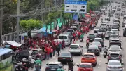 ตร.วางกำลังรับมือคนเสื้อแดงค้างคืนหน้าเรือนจำคลองเปรม รอรับทักษิณ