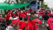 เสื้อแดงโคราช-ขอนแก่นเหมารถร่วมรอรับ 