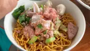 ร้านก๋วยเตี๋ยวเจ้ภี อูมามิน้ำซุปเครื่องเทศเด่นกลางหมู่บ้านหนองสถิต