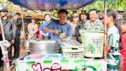 อนุทินควงภริยาเยี่ยมชมมรดกโลกศรีเทพ ตักไอศกรีมแจกเด็กก่อนเปิดงานฮักบั้งไฟพุเตย
