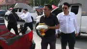 ชุลมุน! เพื่อนไรเดอร์ชก ผอ.กองสืบฯ ป.ป.ช. ปากแตก ขณะถือพานขอขมาศพ