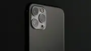 เผยดีไซน์ iPhone ครบ 20 ปี ใช้ Liquid Glass พรางขอบจอให้หายไป