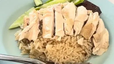 ตามรอยตำนาน 30 ปี ข้าวมันไก่ไหหลำ หน้าโรงเรียนราชวินิตบางแก้ว อร่อยคุ้ม ให้เยอะแบบไม่ทุบไก่