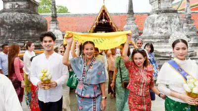 คนบันเทิงร่วมบุญห่มผ้าพระธาตุ เสริมบารมีวันวิสาขบูชา
