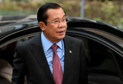 แม่นกแก้วจิกหัวลูกนกกาเหว่าหลังฟักไข่ทิ้งในรัง