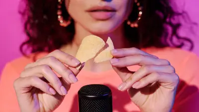 เจาะลึกทำไมเสียง ASMR กินและทำอาหารช่วยฮีลใจคน Burnout ได้ดีกว่าเพลงบำบัด