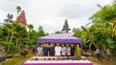สวนนงนุชพัทยาผ่ามะพร้าวทะเลเผยภายในผลเมล็ดใหญ่ที่สุดในโลก