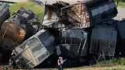 ชนสนั่น! รถไฟพุ่งชนรถบรรทุกในสหรัฐฯ ตกรางยับ เสียชีวิต 1 ราย