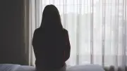 พ่อเสพยา ข่มขืนลูกสาววัย 17 ปี ย่าไล่หลานออกบ้านเพราะแค้นติดคุก