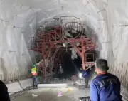 รถพ่วง 18 ล้อเสียหลักพุ่งชนร้านข้าวต้มหน้าโรงเรียนพัทลุง เสียชีวิต 2 เจ็บ 3