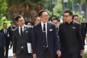 ระทึก! รถพ่วง 18 ล้อเสียหลักพลิกคว่ำทับกระบะดับ 2 เจ็บ 3