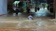 กระบี่ฝนถล่มหนัก น้ำท่วมชุมชนกว่า 200 ครัวเรือน เร่งอพยพ 500 ชีวิต