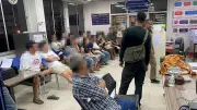 ทลายบ่อนศาลาวัดกลางงานศพ เล่นไฮโลกันตลอด 21 คนล้อมวงได้เสีย