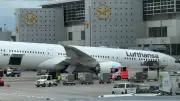 ล้อหน้าโบอิ้ง 787 ทรุดพังกลางสนามบินแฟรงก์เฟิร์ต เจ้าหน้าที่เจ็บหลายราย