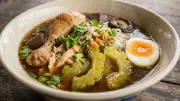 วิธีทำก๋วยเตี๋ยวไก่มะระ สูตรเด็ดน้ำซุปเข้มข้น ไก่นุ่มละลายในปาก