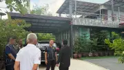 รองเต่านำตำรวจตรวจค้นบ้านปลัดจังหวัดภูเก็ต หาหลักฐานเพิ่มเติม