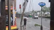 ฝนถล่มกรุง เสาไฟ-ป้ายโฆษณาล้มทับรถหลายจุด เจ็บ 1 ราย