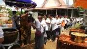 สายมูแห่ร่วมพิธีอาบน้ำมนต์จินดามณีหลวง วัดดงพริกแจว ส่องเลขเด็ดหางประทัด 48-125