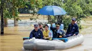 มูลนิธิอาสาเพื่อนพึ่ง (ภาฯ) ยามยาก สานต่อพระปณิธานเจ้าฟ้าพัชรกิติยาภา ช่วยผู้ประสบอุทกภัย