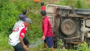 รถสองแถวผู้สูงอายุพลิกคว่ำตกคูน้ำดับ1เจ็บ18