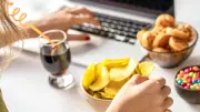หิวจริงหรือแค่เครียด? เช็กสัญญาณ Emotional Eating อาการหิวทิพย์