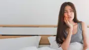 นอนกัดฟันไม่รู้ตัว! เช็กสาเหตุ สัญญาณเตือน และวิธีรักษาดูแลสุขภาพฟัน
