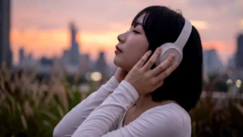 ทำไมอกหักต้องฟังเพลงเศร้า? ไขความลับสมองพร้อมวิธีแก้ให้มูฟออนไว