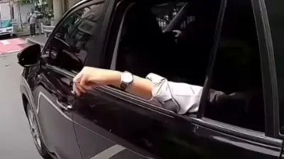 ไรเดอร์ตบมือคนสูบบุหรี่นอกรถ สะเก็ดไฟเข้าตา-แฟนสาวโดนด้วย